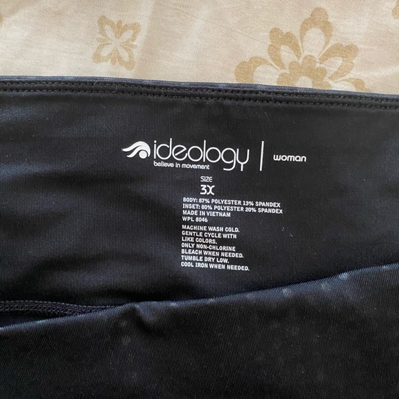 Black cropped plus size workout leggings - Picture 3 of 4